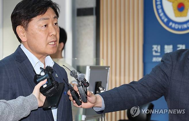 김관영 전북도지사, '공직선거법 위반' 경찰 조사 (전주=연합뉴스) 공직선거법 위반 혐의를 받는 김관영 전북도지사가 지난 5월 4일 피고발인 신분으로 경찰에 출석하고 있다. 2026.5.4 warm@yna.co.kr