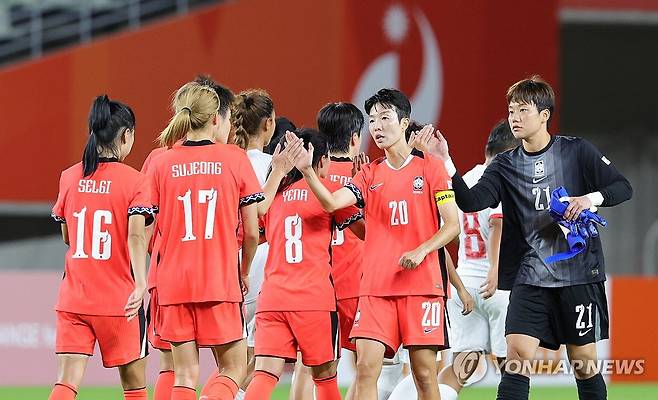 5-0으로 승리한 대한민국 (오사카=연합뉴스) 서대연 기자 = 14일 일본 오사카 얀마 스타디움 나가이에서 열린 2026 아이치·나고야 아시안게임 여자 축구 조별리그 1차전 대한민국과 미얀마의 경기. 승리를 거둔 대한민국 선수들이 서로 격려하고 있다. 2026.9.14 dwise@yna.co.kr
