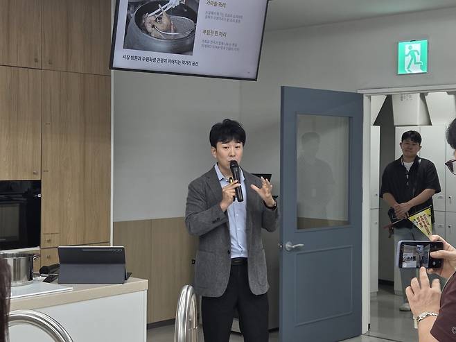 K-치킨벨트 팸투어에서 왕갈비통닭을 설명하고 있는 이경재 남문통닭 대표. /고륜형 기자 krh0830@incheonilbo.com