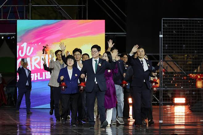 ◇‘2026 원주 댄싱카니발’ 개막식이 18일 원주댄싱공연장에서 구자열 원주시장, 문정환 원주시의장과 도·시의원, 원은향 원주시사회단체협의회장 등 기관·단체장 등이 참석한 가운데 열렸다.