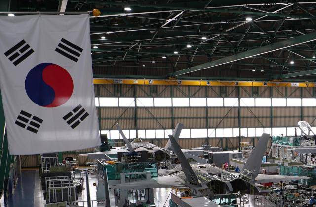 경남 사천시 한국항공우주산업 본사 제조 공장에 KF-21이 태극기 아래에서 출고를 기다리고 있다. [사진=KAI]