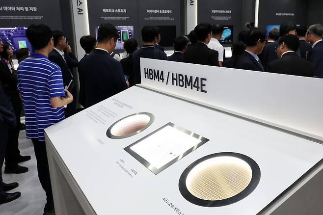 삼성전자가 지난달 8~10일 일산 킨텍스에서 진행된 '나노코리아 2026' 내 전시 부스에서 HBM4·HBM4E를 선보이고 있다. [사진=연합]