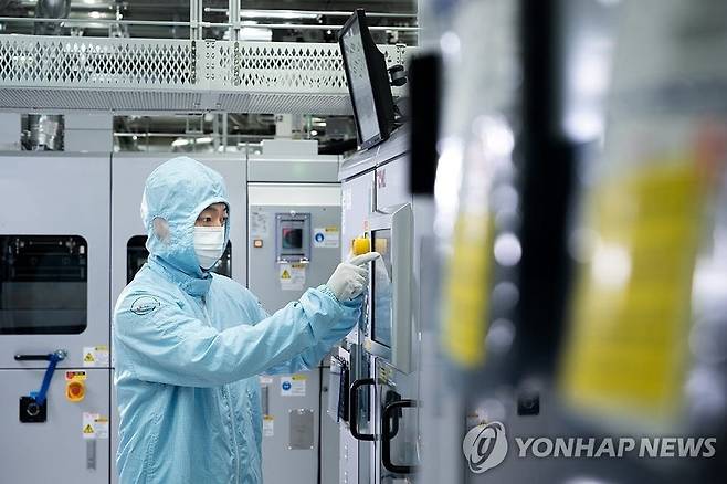 반도체 공장에서 일하고 있는 모습. (사진=연합뉴스)