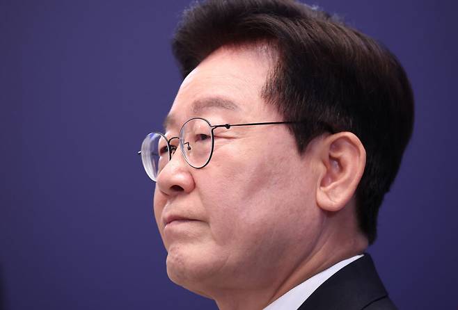 이재명 대통령이 18일 청와대 영빈관에서 열린 기자회견 '국민의 뜻, 국민의 삶 더 살피겠습니다'에서 취재진 질문을 받고 있다.(사진=뉴시스)