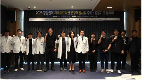 왼쪽에서 다섯 번째부터 순서대로 신경외과 최혁재 교수, 신경과 이상화 교수, 신경과 손종희 교수(연구부원장), 이재준 한림대의료원장, ㈜JLK 고은정 이사, 한림대 산학협력단 김근태 교수.