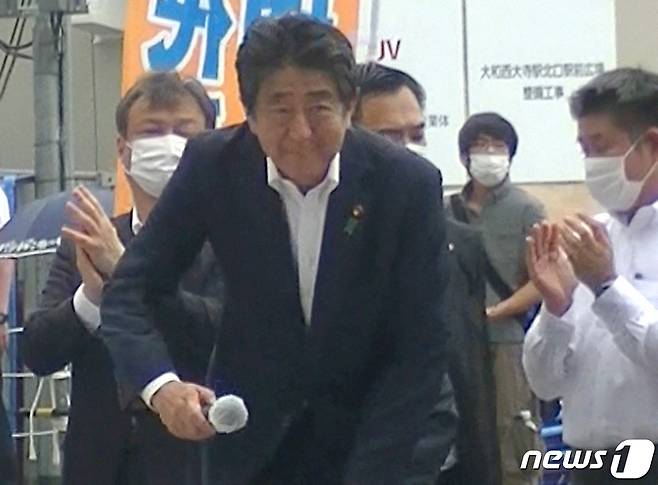 연설을 앞두고 있는 아베 신조 전 총리 뒤에 총격을 가한 용의자 먀아가미 테츠야로 추정되는 남성이 보인다. 2022.07.08 ⓒ 뉴스1 ⓒ 로이터=뉴스1