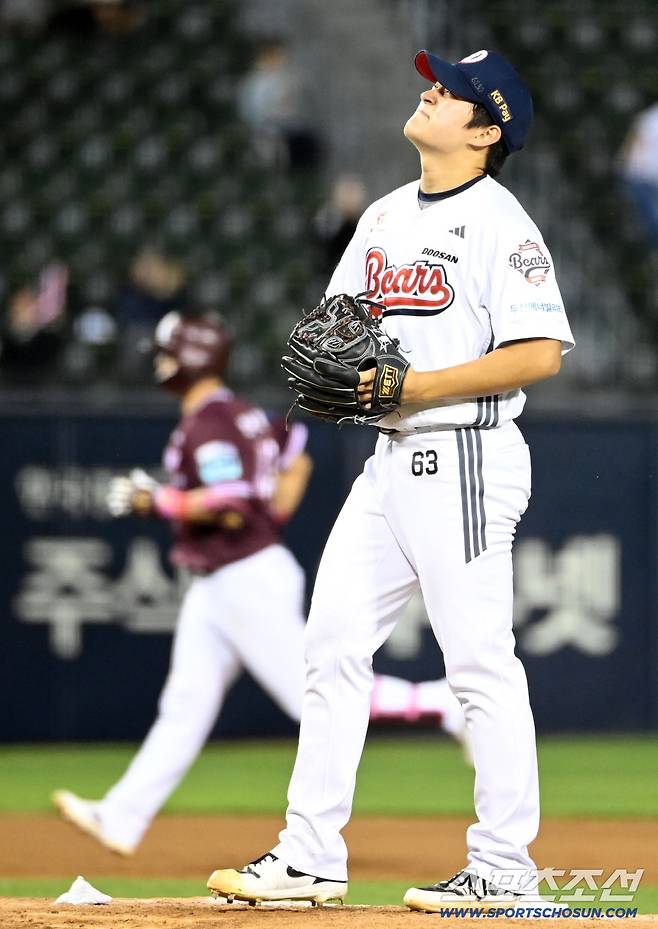 18일 잠실야구장에서 열린 키움과 두산의 경기. 8회초 1사 2,3루 김택연이 박찬혁에 동점 3점홈런을 내준 뒤 아쉬워하고 있다. 잠실=허상욱 기자wook@sportschosun.com/2026.09.18/