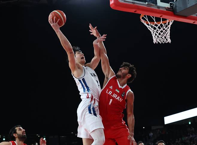 18일 일본 나고야 아이치 인터내셔널 아레나에서 열린 2026 아이치·나고야 아시안게임 남자 농구 준결승 대한민국과 이란과의 경기. 한국 여준석이 슛을 하고 있다. /박성원 기자