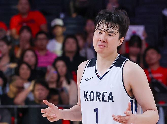 18일 일본 나고야 아이치인터내셔널 아레나에서 열린 2026 아이치·나고야 아시안게임 남자농구 준결승 대한민국과 이란의 경기, 한국 이현중이 3점슛을 성공한 뒤 어깨를 으쓱 들고 있다. 나고야=뉴시스