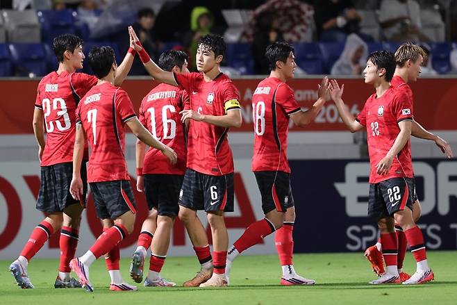 15일 오후 일본 나고야 미즈호 파크 럭비 필드에서 열린 '2026 아이치·나고야 아시안게임' 남자축구 D조 예선 대한민국과 카타르의 경기, 팀의 네 번째 골을 넣은 김명준과 선수들이 기뻐하고 있다.(ⓒ뉴스1, 무단 전재-재배포 금지)