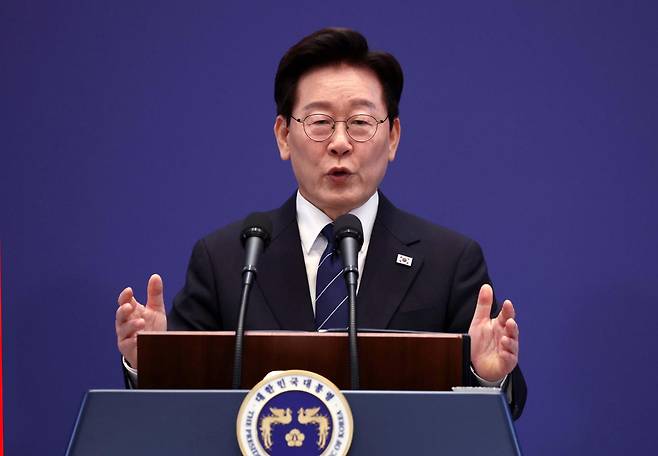 이재명 대통령이 18일 청와대 영빈관에서 열린 기자회견에서 취재진의 질문에 답하고 있다. 왕태석 선임기자