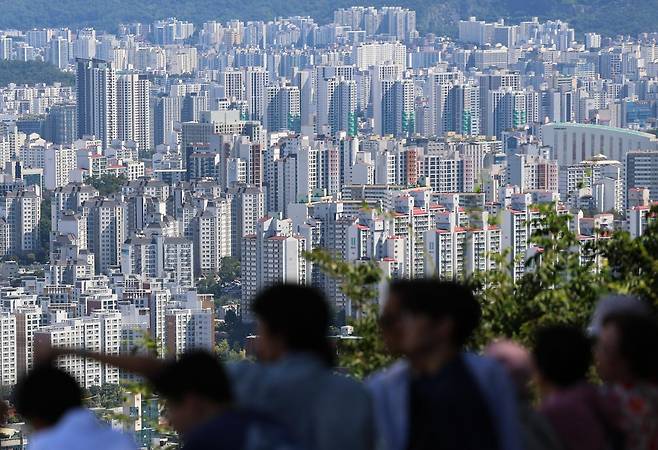 17일 서울 남산에서 바라본 서울 아파트 단지 모습. 뉴스1