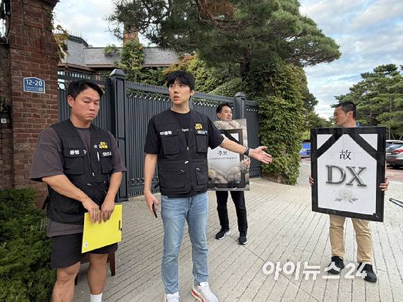 삼성전자 노동조합 동행 관계자들이 18일 서울 용산구 한남동에서 집회를 마친 뒤 기자들의 질문에 답하고 있다. [사진=권서아 기자]