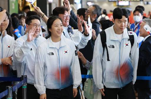 2026 아이치·나고야 아시안게임에 출전하는 대한민국 선수단 본단 입국 기수인 탁구 신유빈과 배드민턴 서승재, 이상현 단장 등이 17일 오후 일본 아이치현 도코나메시 주부국제공항으로 입국하고 있다. 뉴시스