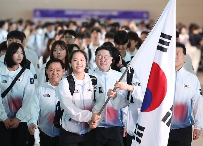 2026 아이치·나고야 아시안게임(AG) 이상현 선수단장과 탁구 신유빈 등 대한민국 선수단이 지난 17일 인천국제공항 제2여객터미널에서 출국하고 있다. [연합뉴스]