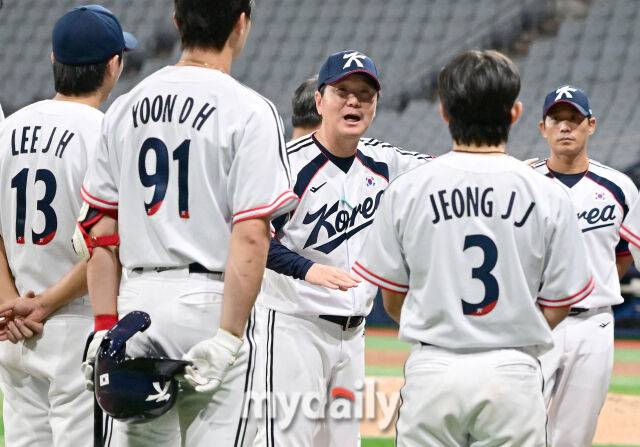 2026년 9월 17일 오후 서울 고척스카이돔에서 열린 '2026 아이치 나고야 아시안게임' 야구대표팀 평가전, 대한민국과 상무의 경기. 류지현 감독이 선수들과 이야기를 나누고 있다./고척=곽경훈 기자 kphoto@mydaily.co.kr