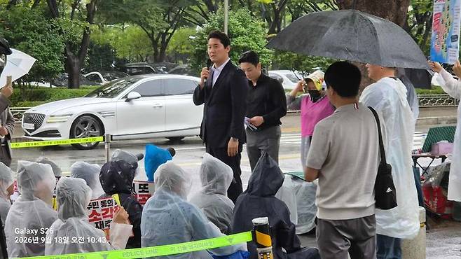 [부산=뉴시스] 18일 오전 부산시청 후문 앞에서 박상준 부산 강서구청장이 강서구 주민들의 '생곡마을 소각장 재추진 반발 집회'에 참여해 입장을 밝히고 있다. (사진=부산 강서구청 제공) 2026.09.18 photo@newsis.com *재판매 및 DB 금지