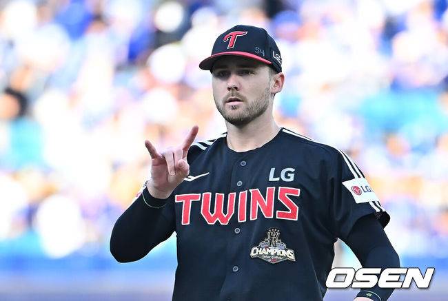 [OSEN=대구, 이석우 기자] 12일 대구삼성라이온즈파크에서 2026 신한 SOL KBO 리그 삼성 라이온즈와 LG 트윈스의 경기가 열렸다. 홈팀 삼성은 후라도가, 방문팀 LG는 톨허스트가 선발 출전했다. LG 트윈스 선발 투수 톨허스트가 사인을 보내고 있다. 2026.09.12 / foto0307@osen.co.kr