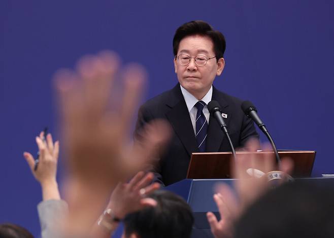 이재명 대통령이 18일 청와대 영빈관에서 열린 기자회견에서 취재진의 질문을 받고 있다. ⓒ연합뉴스
