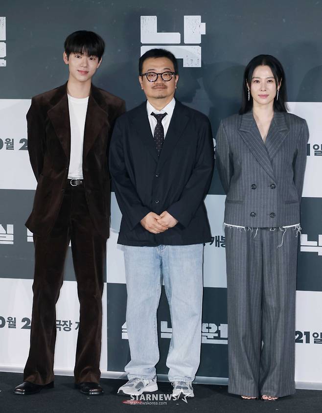 배우 배현성, 연상호 감독, 배우 김현주가 18일 오전 서울 CGV용산아이파크몰에서 진행된 영화 '실낙원'(감독 연상호) 제작발표회에 참석해 포즈를 취하고 있다.  9년 전 캠핑스쿨 버스 실종 사건으로 아들을 잃은 엄마 류소영에게 죽은 줄 알았던 아들 류선우가 돌아오면서 벌어지는 이야기를 그린 심리 스릴러 '실낙원'은 내달 21일 개봉한다. /2026.09.18 /사진=이동훈 photoguy@