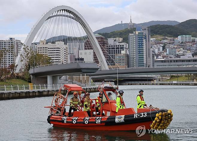 부산 북항 친수공원 수로에 3ｍ 넘는 상어 출현 (부산=연합뉴스) 박성제 기자 = 18일 부산 동구 북항 친수공원 수로에 3∼4ｍ 크기의 무태상어가 출몰해 해경과 소방당국이 출동해 있다. 해경은 소방당국, 국립수산과학원과 함께 상어를 외해 쪽으로 유도하는 중이다. 2026.9.18 psj19@yna.co.kr