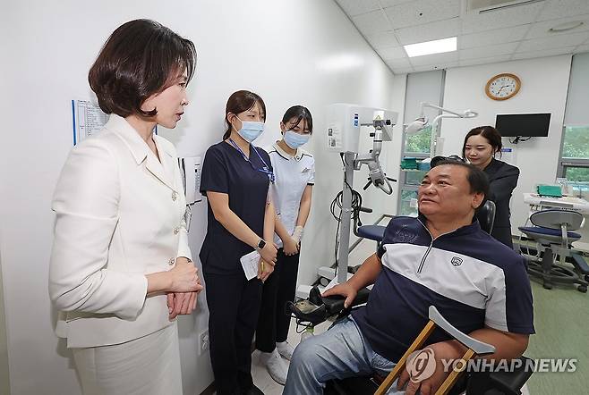 김혜경 여사, 중앙장애인구강진료센터 방문 (서울=연합뉴스) 김도훈 기자 = 김혜경 여사가 18일 서울 종로구 서울대학교 치과병원에서 열린 중앙장애인구강진료센터 개원 7주년 기념식 행사를 마친 뒤 시설을 둘러보며 내원객과 대화하고 있다. 2026.9.18 [청와대통신사진기자단] superdoo82@yna.co.kr