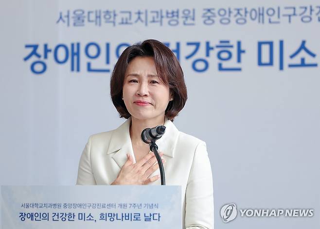울먹이는 김혜경 여사 (서울=연합뉴스) 김도훈 기자 = 김혜경 여사가 18일 서울 종로구 서울대학교 치과병원에서 열린 중앙장애인구강진료센터 개원 7주년 기념식에서 축사 중 울먹이고 있다. 2026.9.18 [청와대통신사진기자단] superdoo82@yna.co.kr