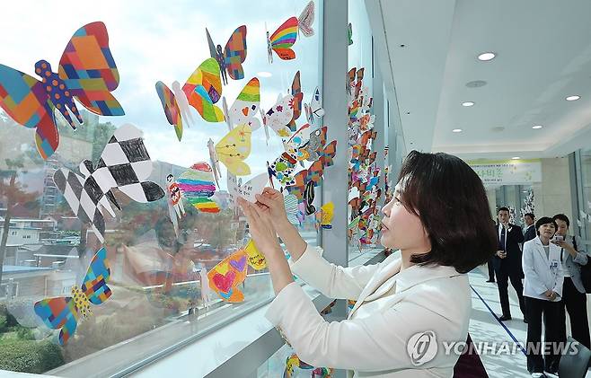 희망 메시지 남긴 김혜경 여사 (서울=연합뉴스) 김도훈 기자 = 김혜경 여사가 18일 서울 종로구 서울대학교 치과병원에서 열린 중앙장애인구강진료센터 개원 7주년 기념식을 마친 뒤 희망 나비 모양 종이에 희망의 메시지를 적고 있다.
    김 여사는 "함께 웃을 수 있는 더 좋은 미래를 응원합니다"라고 메시지를 남겼다. 2026.9.18 [청와대통신사진기자단] superdoo82@yna.co.kr