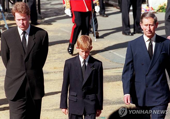 1997년 다이애나 장례식 당시 스펜서 백작, 해리 왕자, 찰스 3세 [AFP=연합뉴스 자료사진. 재판매 및 DB 금지]