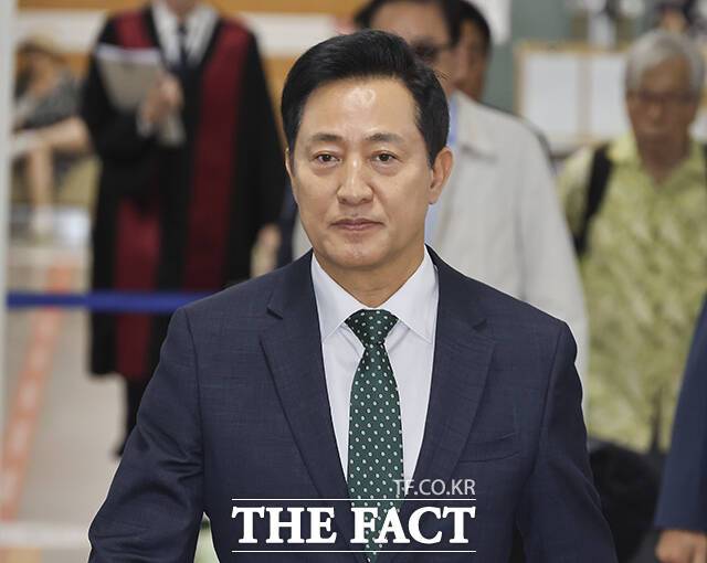 오세훈 서울시장이 19일 시사저널TV '전영기의 빅샷'에 출연해 이재명 대통령의 부동산 정책을 비판했다. 사진은 오 시장이 지난 4일 서울 서초구 서울고등법원에서 열린 여론조사비 대납 의혹 관련 항소심 3차 공판에 출석하고 있는 모습. /남윤호 기자