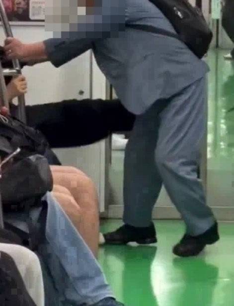 몸싸움이 일어난 지하철 객실 안 모습. 보배드림