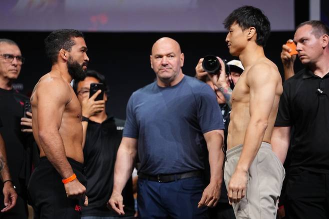 최두호(오른쪽)와 파트리시우 핏불. 사진=UFC