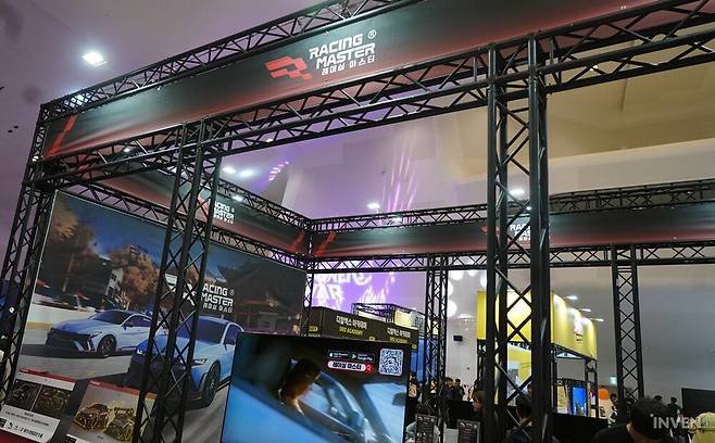GES 현장인 아트홀로 들어오면 금방 레이싱 마스터 부스를 찾을 수 있다©INVEN