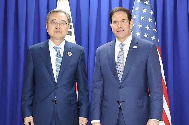 조현 외교부 장관(왼쪽)과 마코 루비오 미국 국무장관이 22일 필리핀 마닐라 필리핀국제컨벤션센터(PICC)에서 아세안관련 외교장관회의 계기에 열린 한미일 외교장관회의에 앞서 기념 촬영을 하고 있다. 연합뉴스