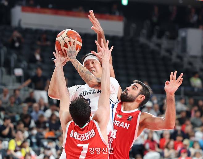 18일 일본 나고야시 아이치 인터내셔널 아레나에서 열린 2026 아이치·나고야 아시안게임 남자농구 4강 대한민국과 이란의 경기에서 최준용이 슛을 시도하고 있다.  2026.9.18 나고야|강윤중 선임기자