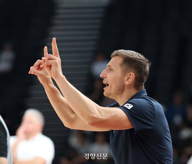 18일 일본 나고야시 아이치 인터내셔널 아레나에서 열린 2026 아이치·나고야 아시안게임 남자농구 4강 대한민국과 이란의 경기에서 니콜라이스 마줄스 대표팀 감독이 작전을 지시하고 있다. 2026.9.18 나고야|강윤중 선임기자