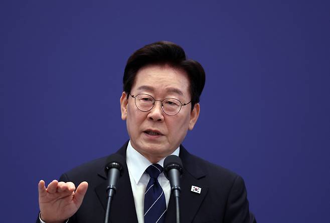 이재명 대통령이 지난 18일 청와대 영빈관에서 열린 기자회견에서 취재진 질문에 답하는 모습. [연합뉴스]