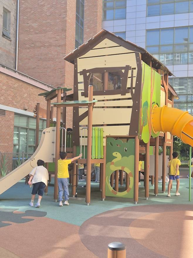 잠신초 4학년 학생들이 학교 놀이터 안전 문제를 직접 점검하고 있다. [이용익 기자]