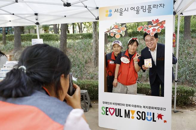 그라나다 한마당 축제에 참석한 진교훈 강서구청장이 구민과 기념 촬영