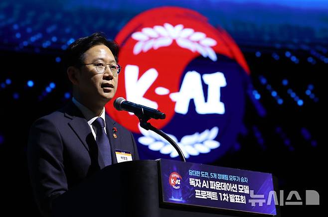 [서울=뉴시스] 이영환 기자 = 배경훈 부총리 겸 과학기술정보통신부 장관이 30일 오후 서울 강남구 코엑스에서 열린 독자 AI 파운데이션 모델 프로젝트 1차 발표회에 참석해 축사를 하고 있다. 2025.12.30. 20hwan@newsis.com