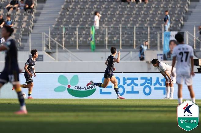 [아산=뉴시스] 충남아산FC 김종민이 19일 천안시티FC전에서 득점을 한 후 세레머니를 하고 있다. (사진=한국프로축구연맹 제공) 2026.09.19 photo@newsis.com *재판매 및 DB 금지