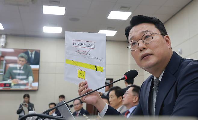 16일 국회 국방위원회에서 열린 강신철 국방부 장관 후보자 인사청문회에서 국방위원인 개혁신당 천하람 원내대표가 강 후보자에게 질의하고 있다. 연합뉴스