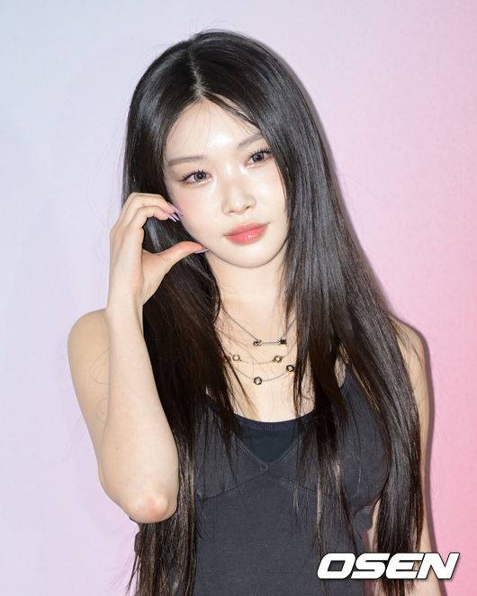 [OSEN=조은정 기자]29일 오후 서울 성동구 성수동에서 한 글로벌 패션 브랜드 스토어 오픈 기념 행사가 열렸다.이날 행사에는 트와이스 미나,&nbsp;엔믹스 설윤,&nbsp;아이브 가을,&nbsp;청하,&nbsp;아일릿 윤아,&nbsp;킥플립 민제,&nbsp;동화,&nbsp;쿠기,&nbsp;그레이 등이 참석했다.청하가 포즈를 취하고 있다. 2025.10.29 /cej@osen.co.kr
