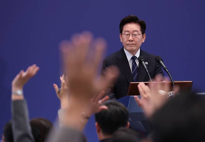 이재명 대통령이 18일 청와대 영빈관에서 열린 기자회견에서 취재진의 질문을 받고 있다.&nbsp; &nbsp; 연합뉴스