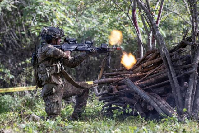 K-국제 과학화전투 경연대회(K-ICTC) 참가 장병이 산악지역 전투 수행 간 적진을 향해 사격을 하고 있다. 사진 제공=육군