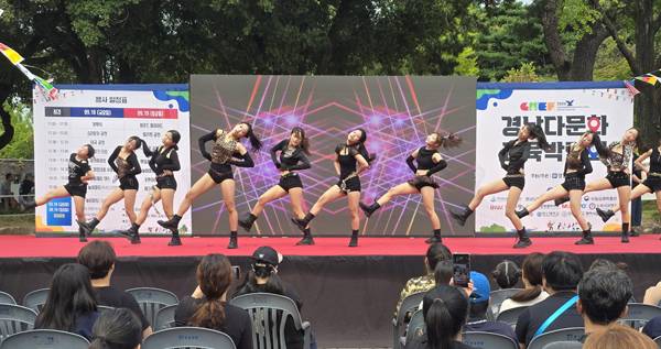 K-POP 경연대회 금상 수상 팀이 멋진 춤을 선보이고 있다.
