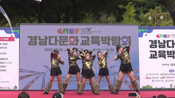K-POP 공연이 펼쳐지고 있다.