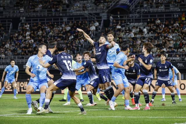 프로축구 K리그2 대구FC와 서울이랜드FC 선수들이 19일 서울 목동경기장에서 열린 K리그2 27라운드 경기에서 볼 경합을 벌이고 있다. 대구FC 제공