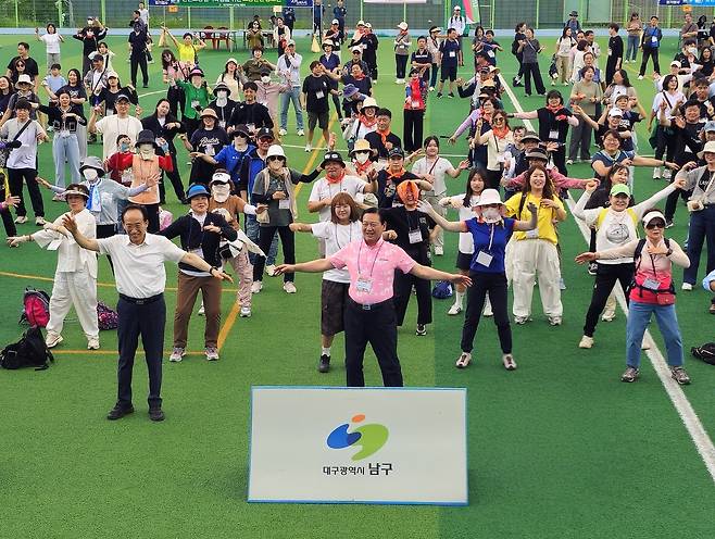 ‘제39회 앞산 자락길 걷기 행사’에 참석한 주민들이 조재구 남구청장과 함께 준비운동을 하고 있다. /남구청 제공