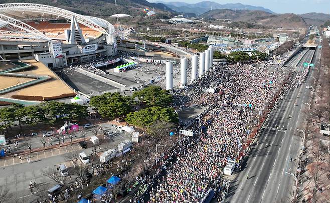 ▲ 지난 2월 22일 대구 수성구 대구스타디움에서 열린 '2026 대구마라톤 대회'에 참여한 참가자들이 유니버시아드로를 달리고 있다.경북일보DB